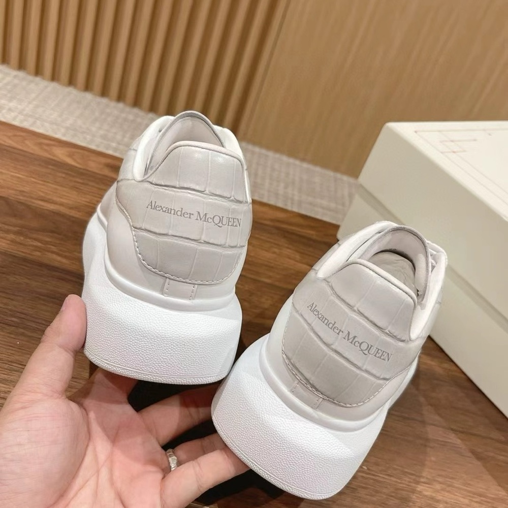 Alexander McQueen Crackle Sneakers - Picture 4 of 4